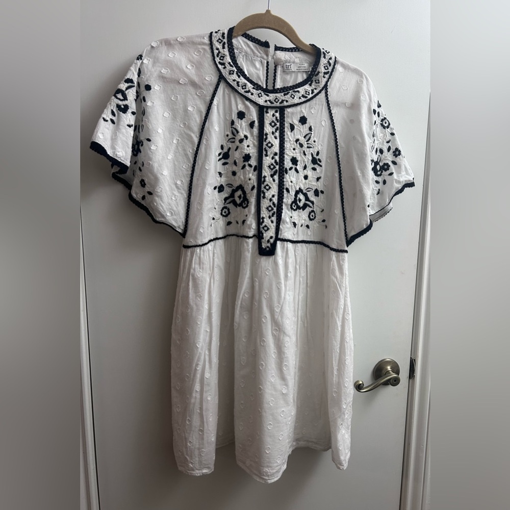 Zara Black & White Boho Embroidered Mini Dress Size M Medium Flutter Sleeve EUC